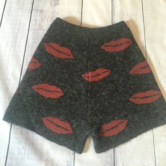 💋 NWOT, LAST ONE!! POL High-Waist Dark Grey-Black Sweater Shorts w/Lip Print - S - Picture 2 of 3
